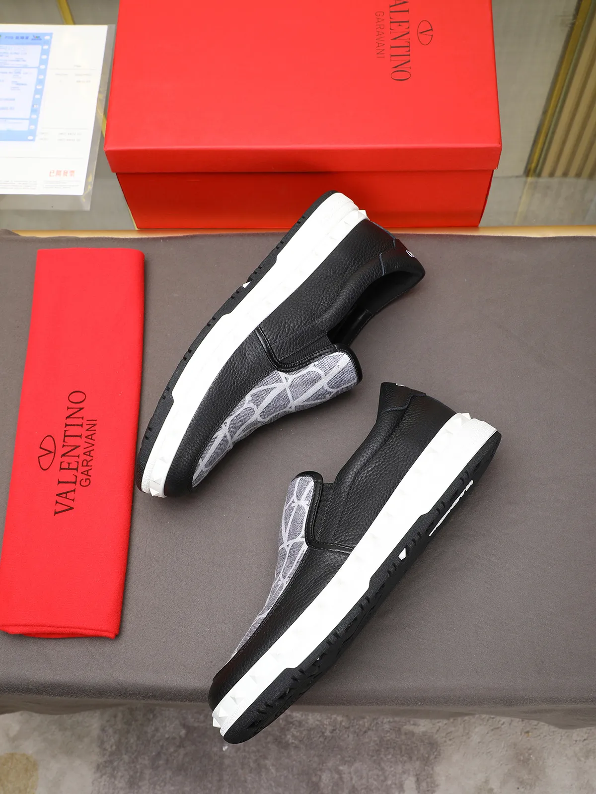 Men's shoes 💰440 Valentino "VALENTINO" hot sale ❤️ Counters ship at the same time 1:1 👏 Imported cowhide + waterproof fabric + leather lining 🐂 Casual fashion shoes Exquisite workmanship Original original outsole 38-44 (45 customized, non-refundable)